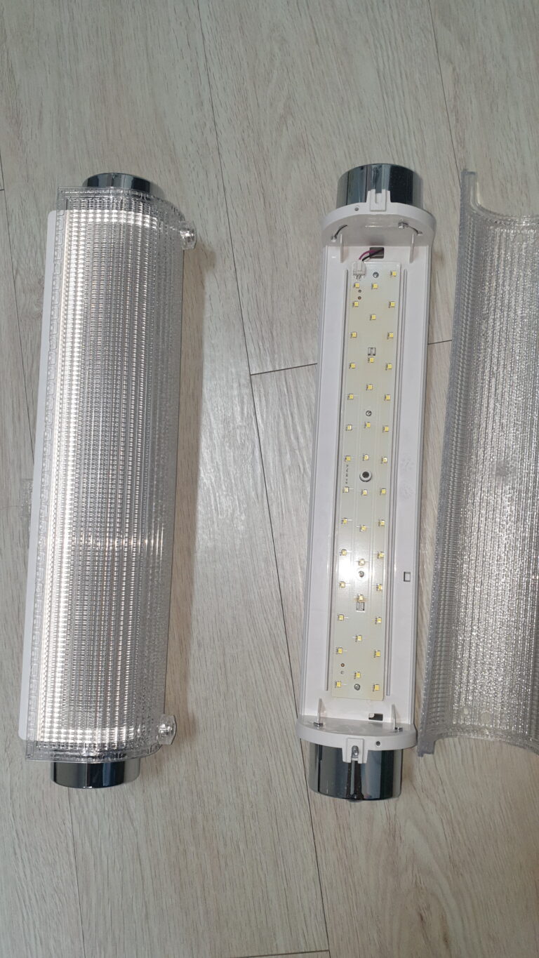 고장난 LED전등과 새로 교체할 LED전등
